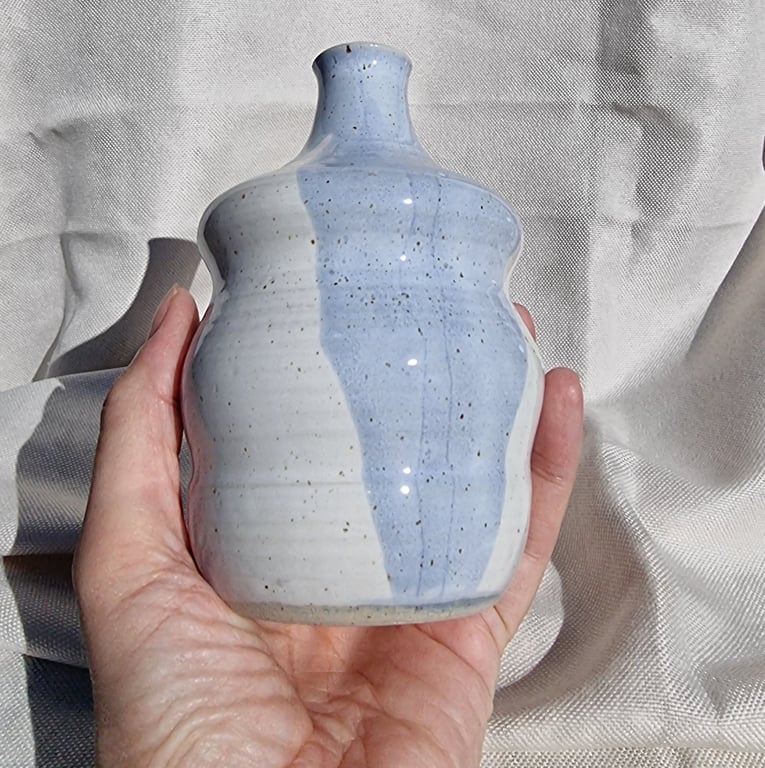 Lille vase I hvid og lyseblå glasur. billede 4