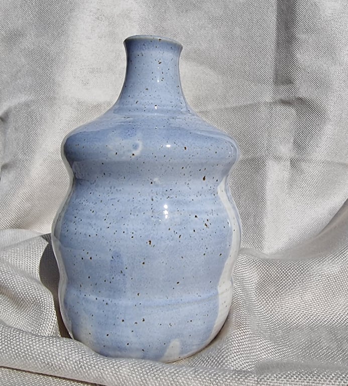 Lille vase I hvid og lyseblå glasur. billede 3