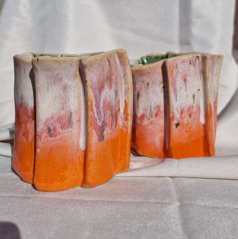 Sjov ekstruderet vase I grøn og orange. 