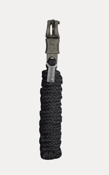 Sort flettet paracord nøglering med metalclip og lille grå mærkat.
