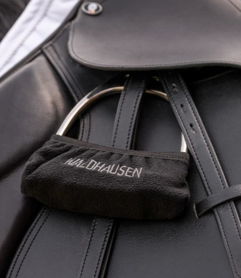 Sort læderrideudstyr med en Waldhausen stigbøjlestrop i fleece. (1)