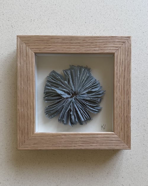 13x13x3cm, relief, dueblå, indrammet 