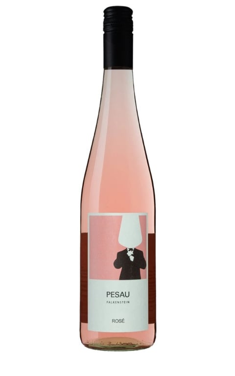 Flaske med rosévin mærket Pesau Falkenstein med en illustration af en mand i jakkesæt med et vinglas som hoved.