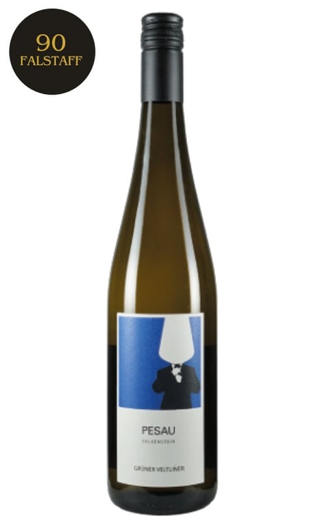 Flaske med hvidvin, mærket "Pesau Palenstein Grüner Veltliner" med sort skruelåg og et blåt og hvidt label med silhuet af mand i jakkesæt. Sort cirkel øverst til venstre med teksten "90 Falstaff".