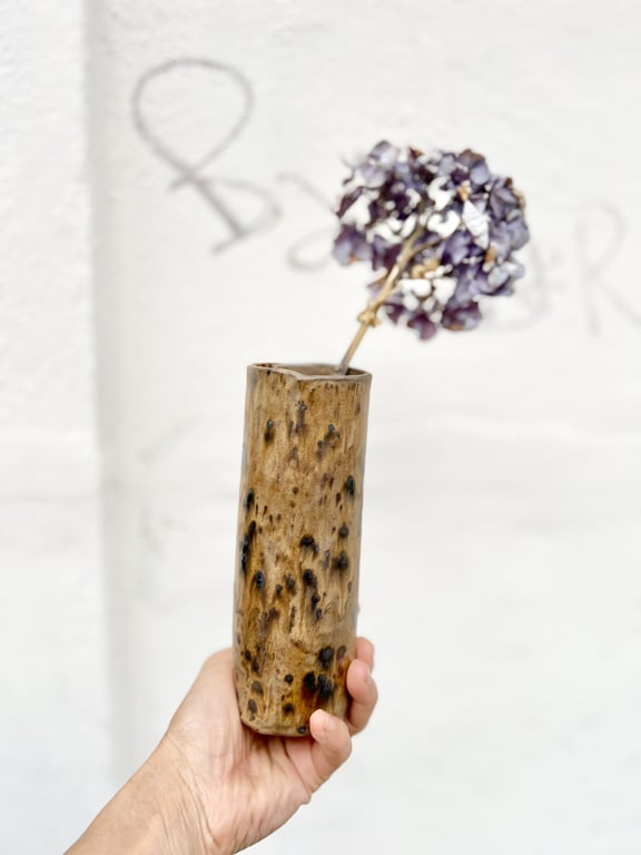 Vase, brunlig struktur 