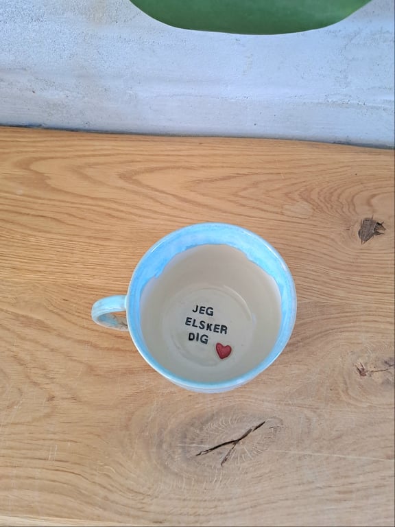 Jeg elsker dig koppen kan indeholde 350 ml.