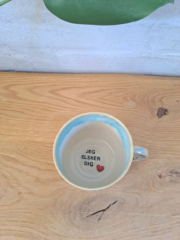 Jeg elsker dig koppen kan indeholde 375 ml.