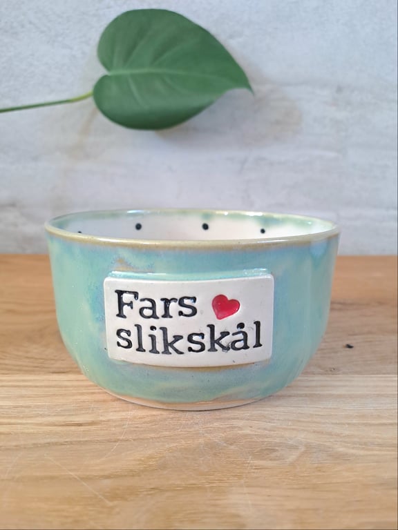 Fars slikskål er 12 cm i diameter og 7 cm høj