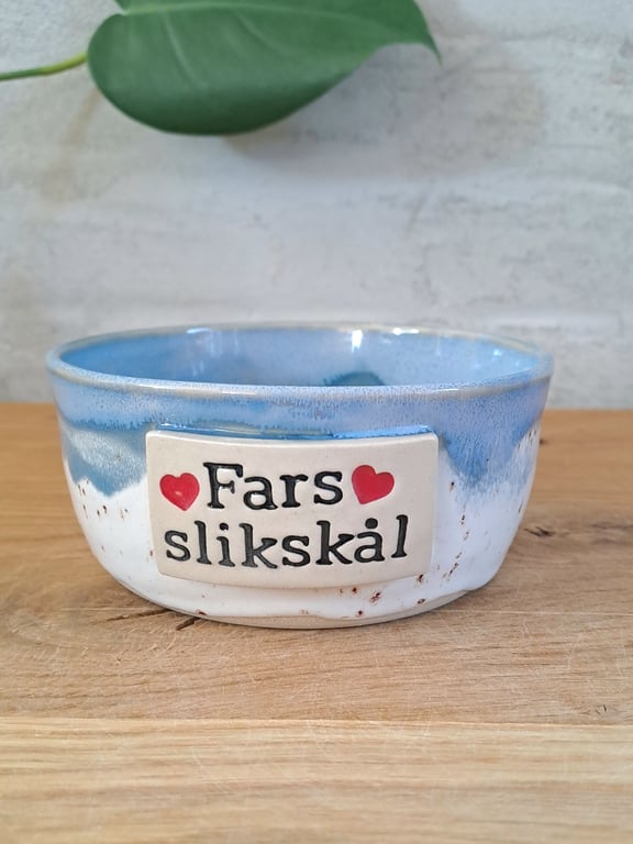 Fars slikskål er 12 cm i diameter og 6 cm høj