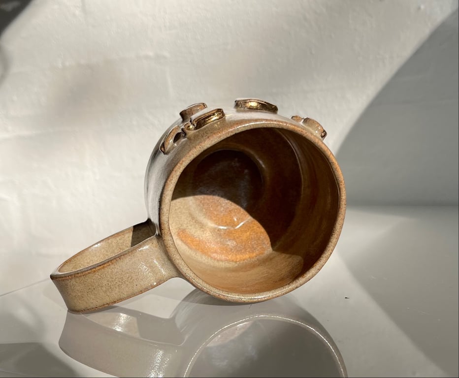 Kop med guld detaljer billede 2