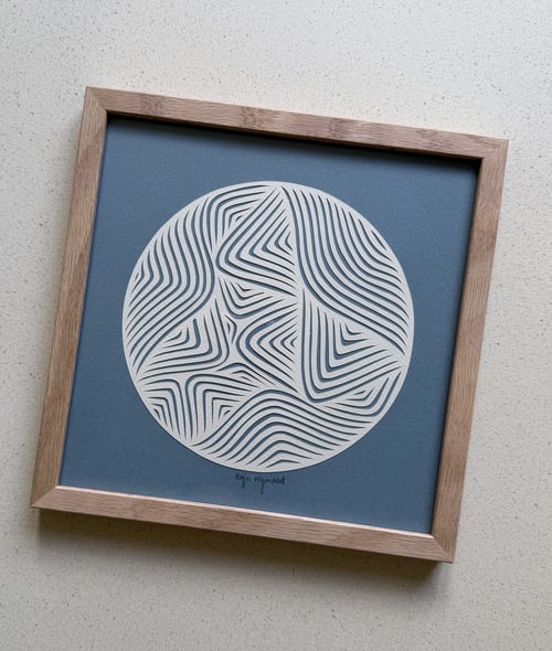 20x20cm, papercut, dueblå, indrammet 