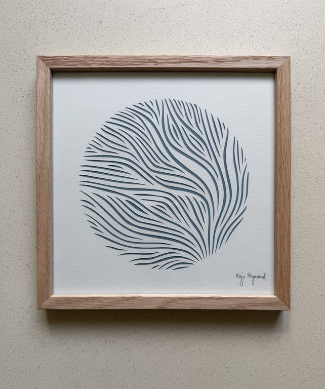 Billedet viser en indrammet kunstplakat med abstrakte, bølgende linjer i en cirkulær form, signeret af kunstneren Kajsa Nygaard.
