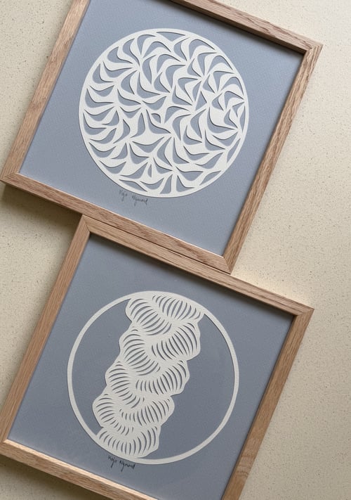 20x20cm, papercut par, stålblå, indrammet 