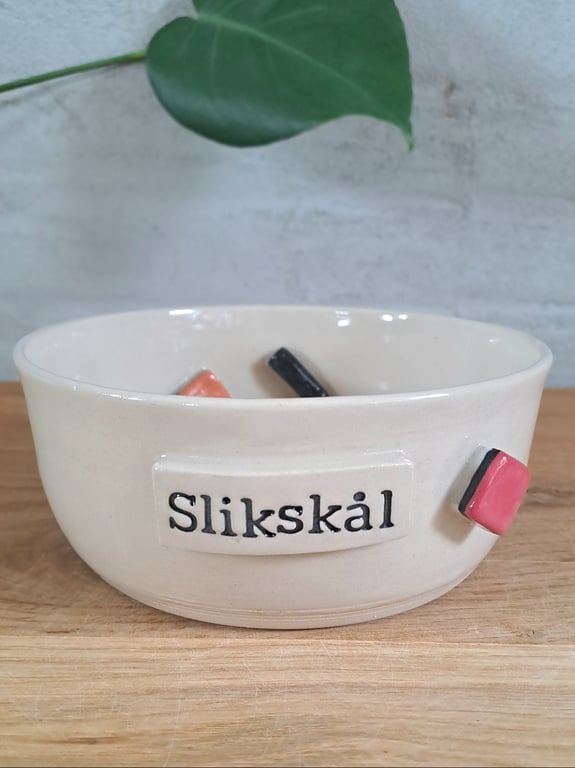 Slikskålen er 16 cm i diameter og 7 cm høj