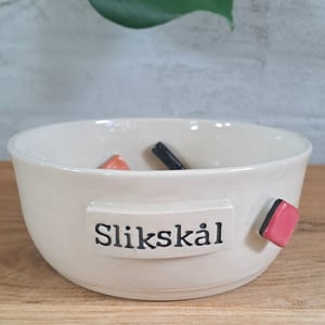 Slikskålen er 16 cm i diameter og 7 cm høj – produktbillede