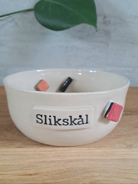 Slikskålen er 15 cm i diameter og 7 cm høj