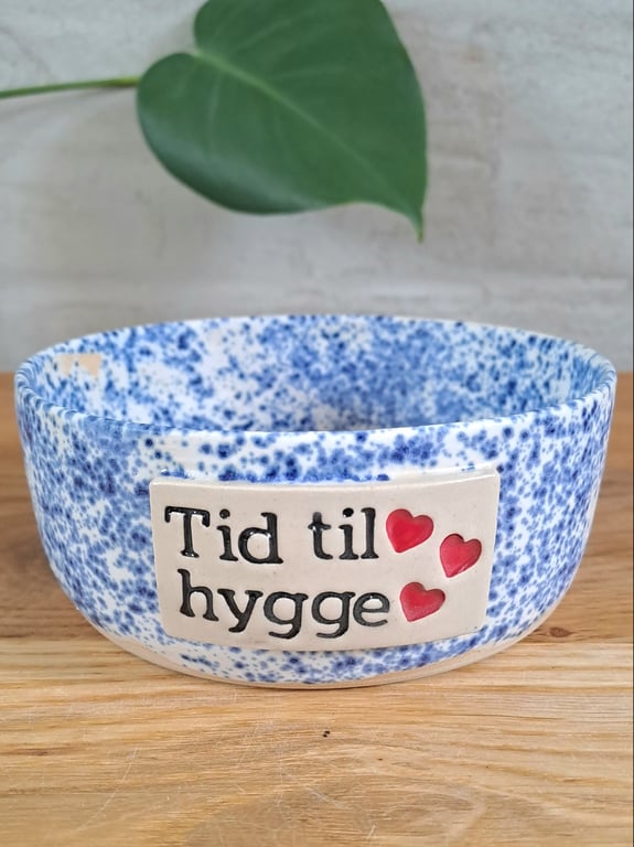 Skålen er 14 cm i diameter og 6,5 cm høj