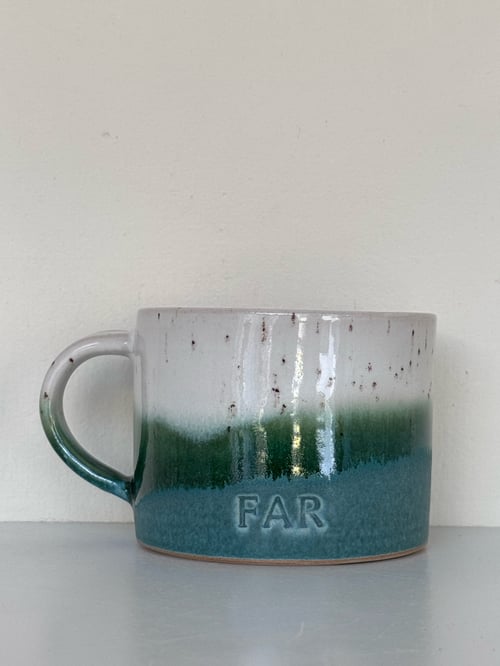 Keramikkrus med hank, grøn-hvid glasur og indgraveret teksten "FAR". (1)