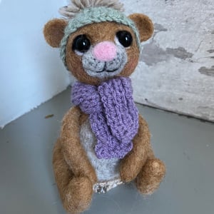 Filtet Bamse med hue (lys grøn) – produktbillede