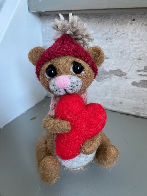Filtet Bamse med hue (rød) (1)