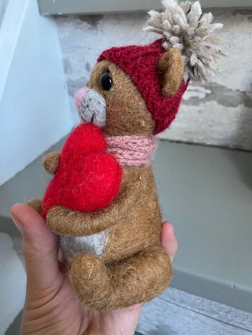 Filtet Bamse med hue (rød) (2)