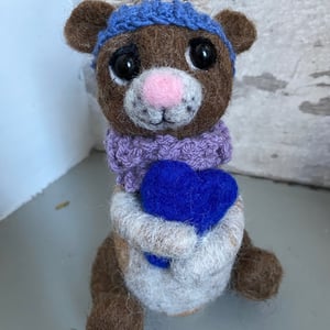 Filtet Bamse med hue (blå) – produktbillede
