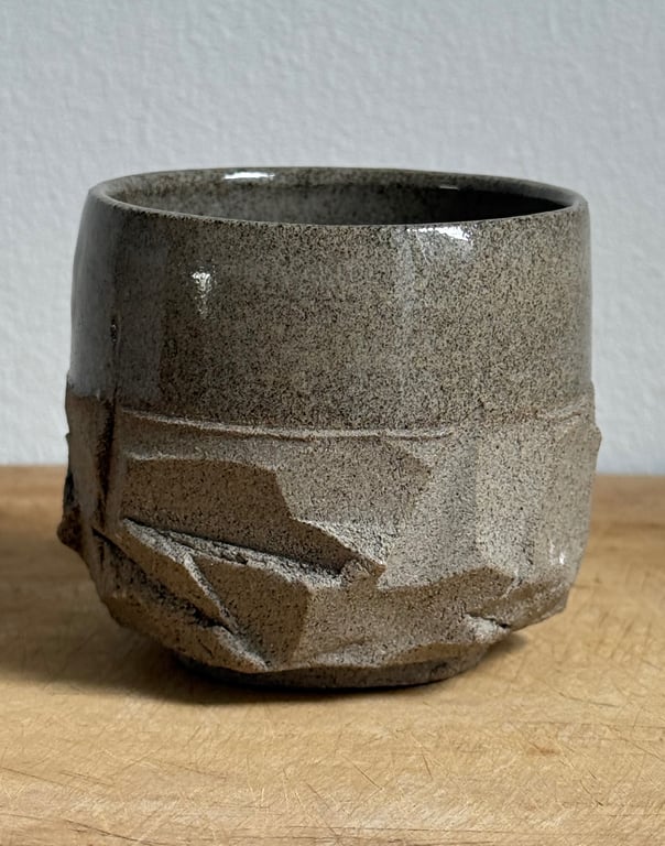 Kurinuki krus. Grå lava. 