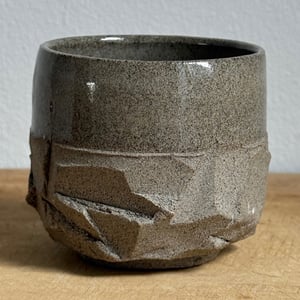 Kurinuki krus. Grå lava.  – produktbillede