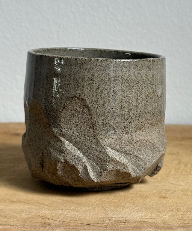 Kurinuki krus. Grå lava. 
