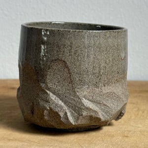 Kurinuki krus. Grå lava.  – produktbillede