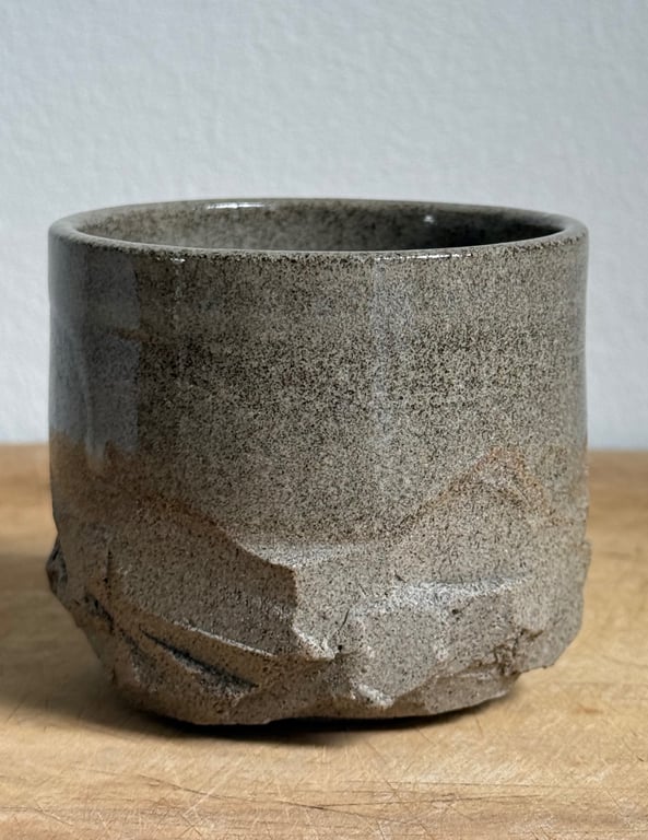 Kurinuki krus. Grå lava. 
