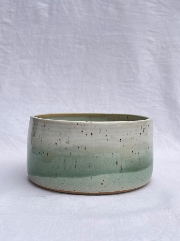 Grøn skål. D: 13. H: 6,5 cm