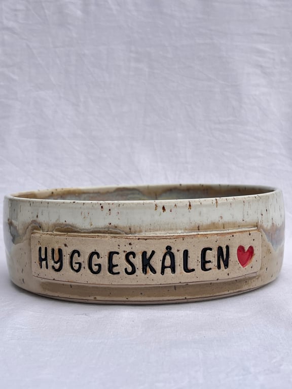 Stor beige Hyggeskål. D: 18,5 cm. H: 6 cm