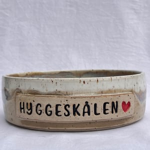 Stor beige Hyggeskål. D: 18,5 cm. H: 6 cm – produktbillede