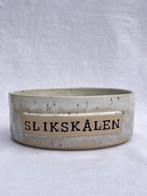 Stor blå/hvid slikskål. D: 16. H: 5,5 cm