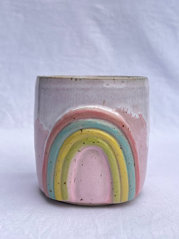 Lyserød regnbue kop. 330 ml. H: 8,5 cm