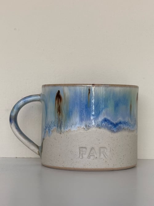 Keramikkrus med blå og beige glasur, hvor ordet "FAR" er stemplet på forsiden. (1)