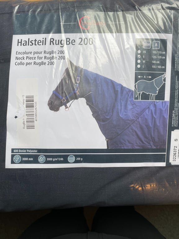 Pakke med en Halsteil RugBe 200 halsevarmer til heste i størrelsen S, lavet af 600 denier polyester og med målene 125-135 cm. Produktet er vandafvisende med en vandtæthed på 3000 mm og en åndbarhed på 3000 g/m²/24h.