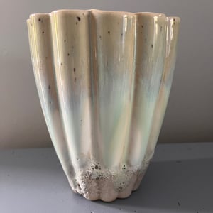 Rillet stentøjs krukke/vase – produktbillede
