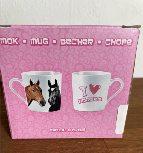Pink æske med to hvide krus, et med billeder af to heste og et med teksten "I ♥ Horses". (1)