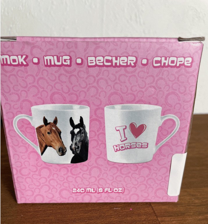 Pink æske med to hvide krus, et med billeder af to heste og et med teksten "I ♥ Horses".