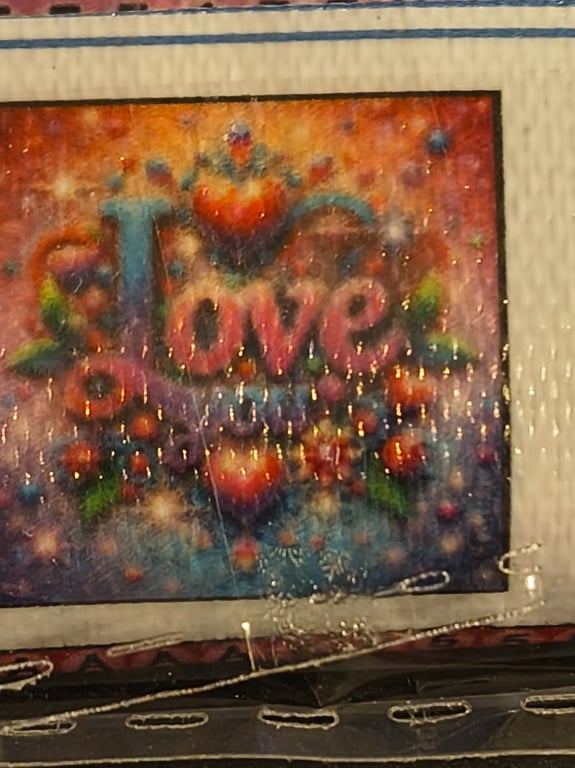 Farverigt billede med teksten "I love you", omgivet af hjerter, blomster og glitrende detaljer.