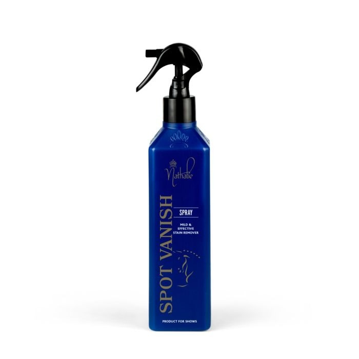Flaske med blå Spot Vanish pletfjerner spray til heste, mærket Nathalie.