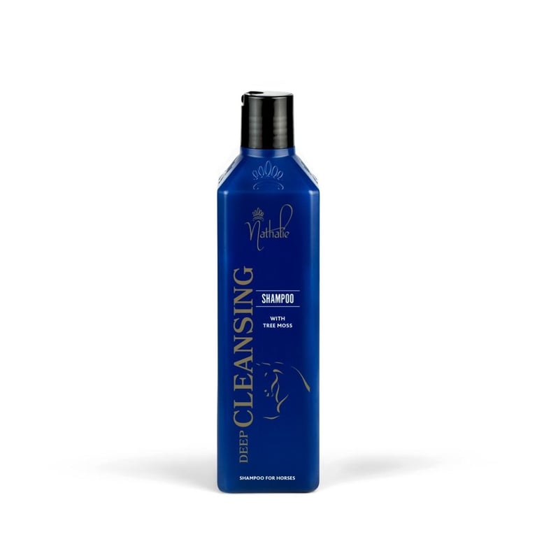 Flaske med blå shampoo til heste mærket Nathalie Deep Cleansing med træmos.