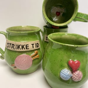 Keramik krus med tekst - Strikke tid – produktbillede