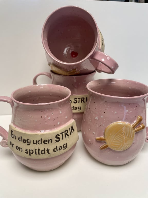 Keramik krus med tekst -En dag uden strik er en spildt dag