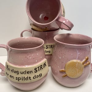 Keramik krus med tekst -En dag uden strik er en spildt dag – produktbillede