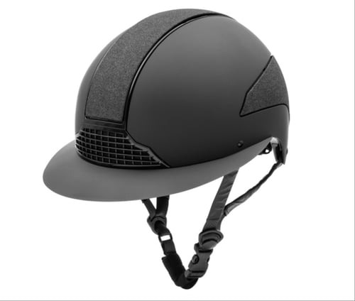 Sort ridehjelm med integrerede ventilationselementer og justerbar hakestropp. (1)