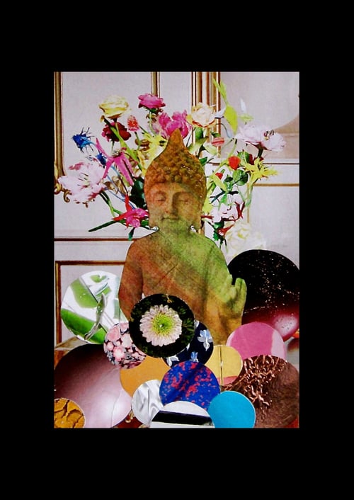 Buddha med blomster og cirkler.