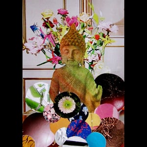 Buddha med blomster og cirkler. – produktbillede